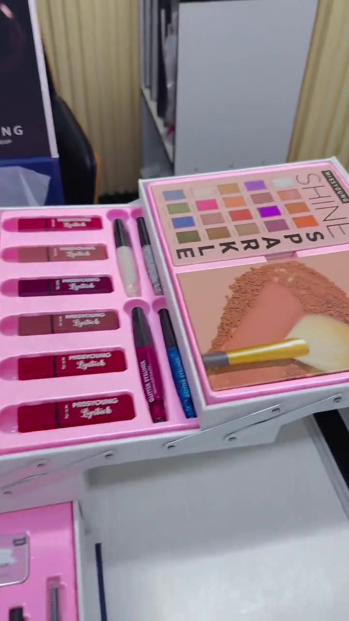 BellaGlow Makeup Kit